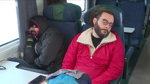 Sute de călători au răbdat de frig și foame în trenuri. O cursă a avut întârziere de 21 ore