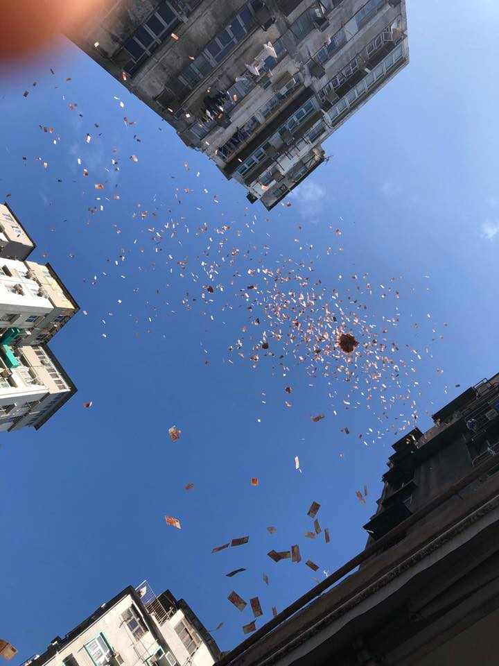 Ploaie de bani provocată de un tânăr de la etajul unei clădiri rezidențiale. VIDEO