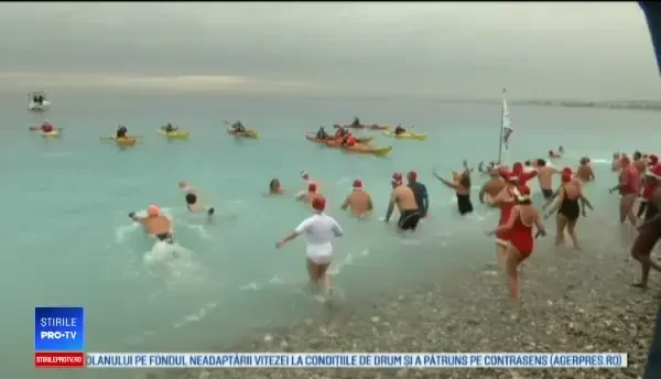 50 de oameni s-au scăldat în apele Mediteranei de dragul unei tradiții de Crăciun