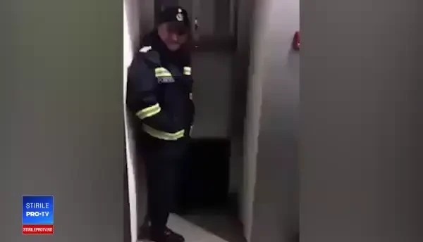 Tineri blocaţi într-un lift în Constantă. Ce au făcut aceştia până au fost salvaţi. VIDEO