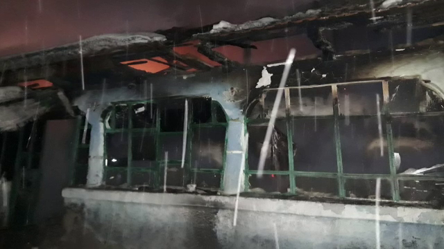 Doi tineri au rămas fără un acoperiș deasupra capului. De la ce a izbucnit incendiul