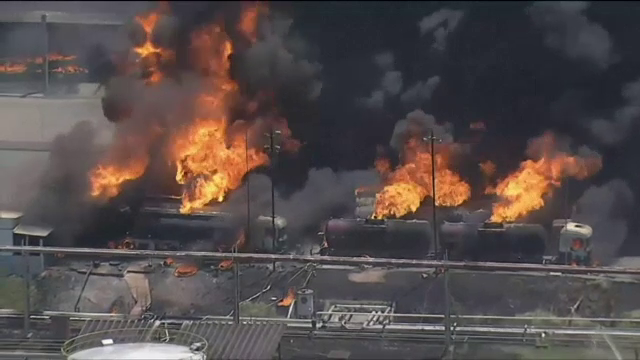 Șase camioane distruse în urma unei explozii într-o rafinărie din Rio de Janeiro