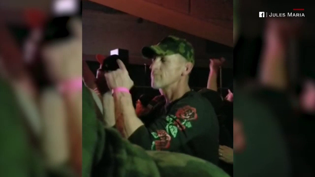 Imagini emoționante la un concert. Ce face o tânără pentru tatăl ei surd