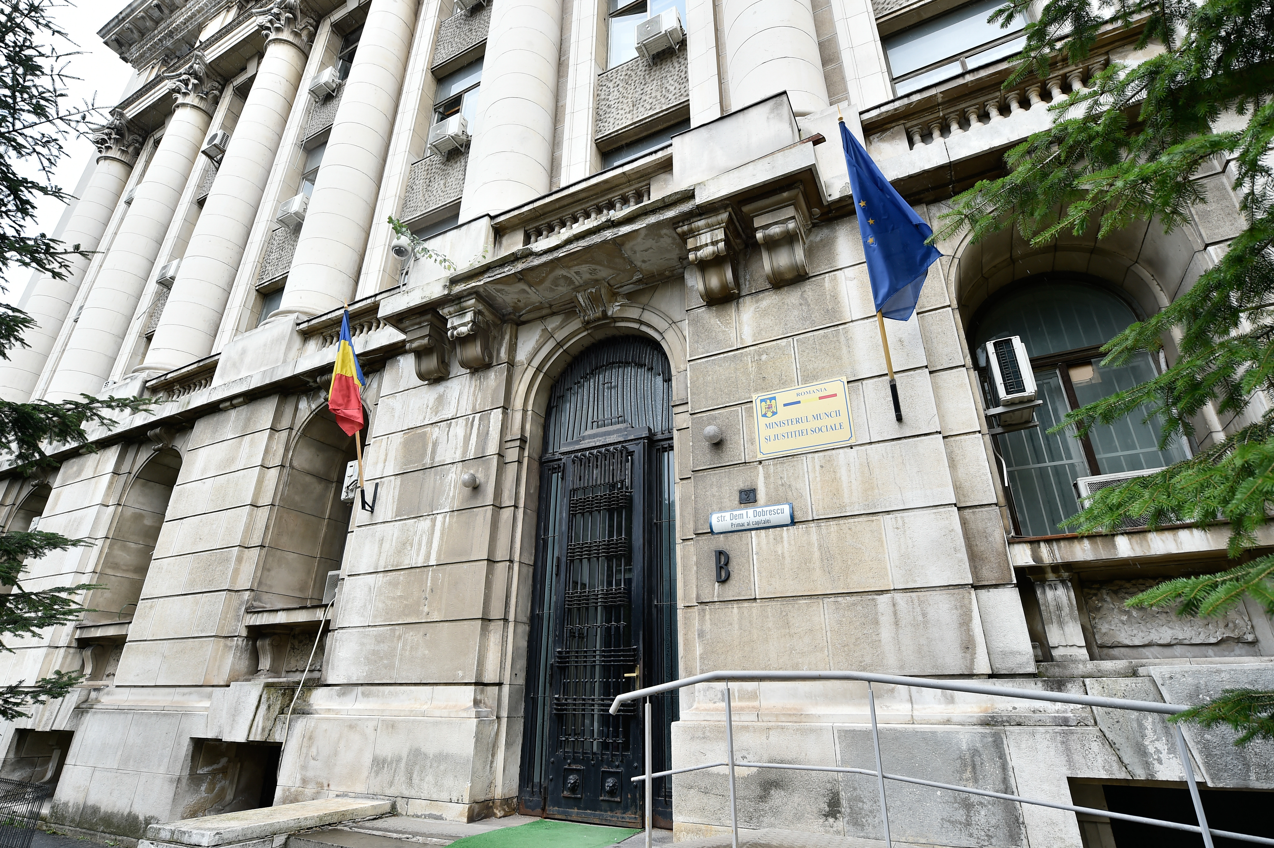 Un bărbat de 70 de ani a aruncat cu o bucată de bordură în geamul Ministerului Justiției