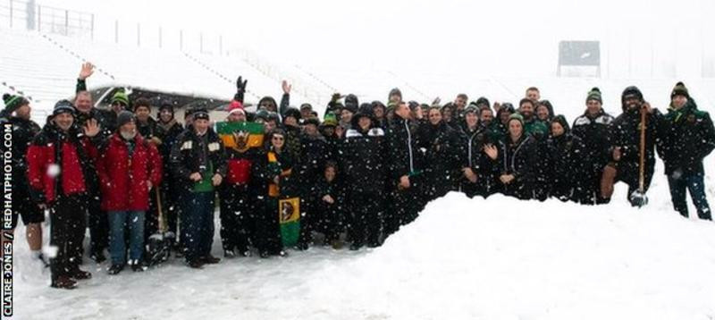 Sportivi englezi și un arbitru, la deszăpezit pe aeroport în Timișoara. Reacția lor