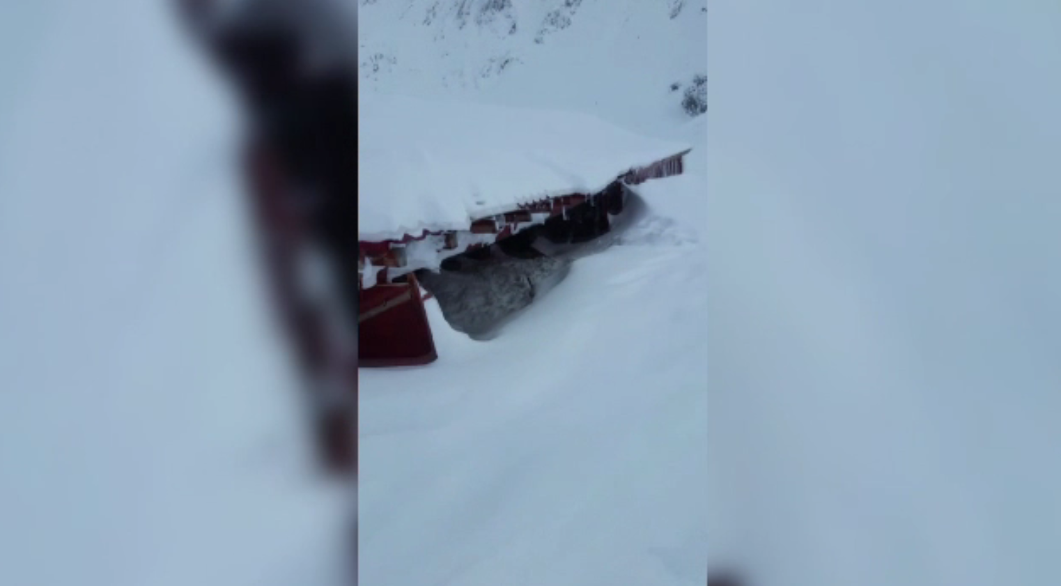 Avalanșă uriașă produsă în Munții Făgăraș. Tonele de zăpadă au distrus tot în cale