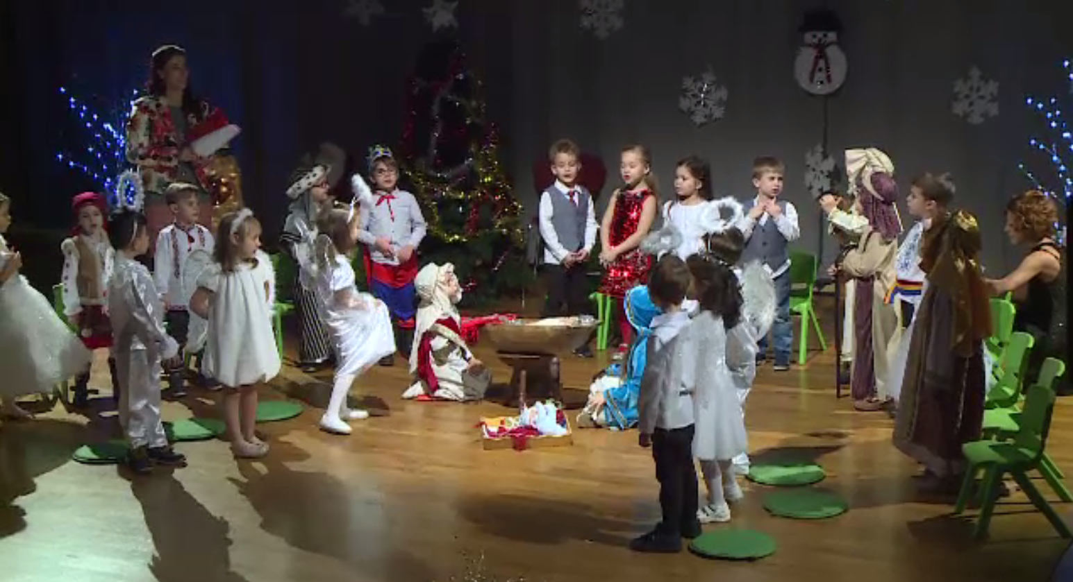 De ce NU trebuie puşi copii să spună poezii de Crăciun. Avertismentul specialiştilor