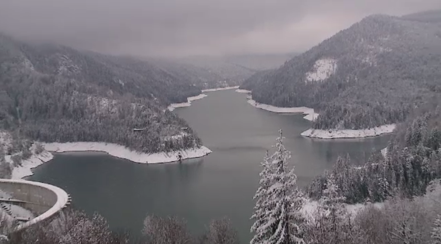 Peisaj idilic cu păduri virgine pe Valea Drăganului. Cât costă o noapte de cazare