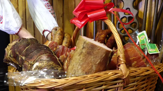 Goana nebună după cumpărături. Cât costă un coș cu bunătăți tradiționale