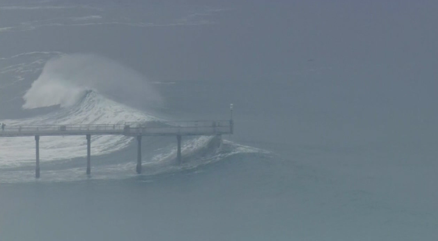 Valuri uriașe surprinse pe o plajă din California. Autoritățile au emis avertizări de pericol