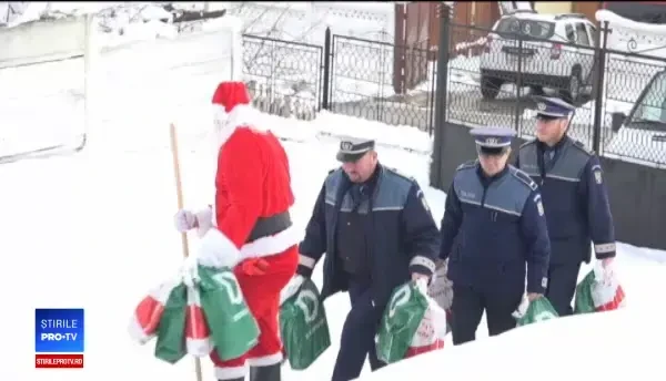 14 copii de la o casă de tip familial din Alba au primit cadouri de Crăciun