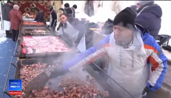 Reacția a doi turiști scoțieni când gustă din slănină și jumări în Sibiu