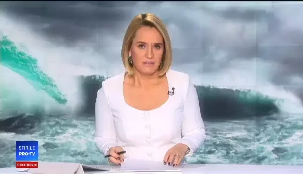 Valuri uriașe surprinse pe o plajă din California. Autoritățile au emis avertizări de pericol