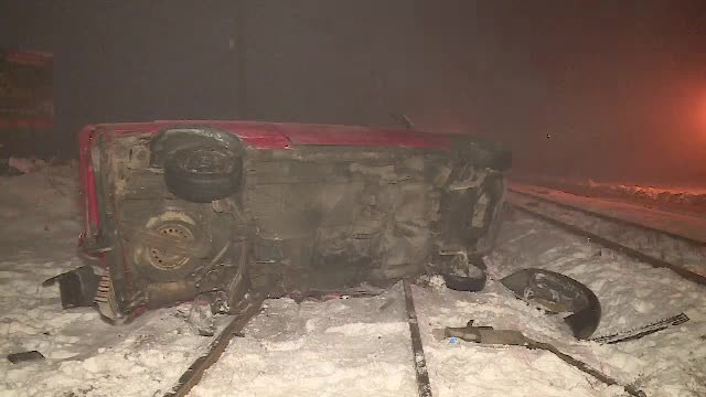 Microbuz lovit de tren pe calea ferată, în Arad. De ce nu era pusă bariera