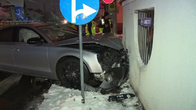 Mașină proiectată într-un gard din cauza unui alt șofer, în Dâmbovița