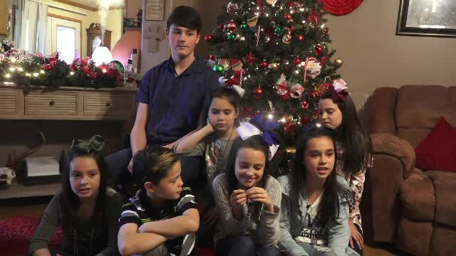 Soarta a 7 copii, crescuţi de părinţi drogaţi "Mă bucur să am mâncare fără gândaci pe ea"