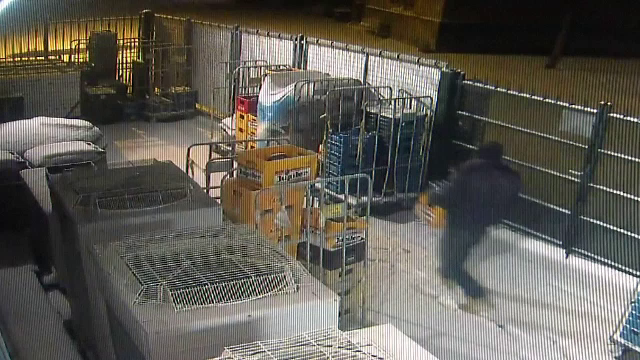 Pățania unui hoț beat care plecase să fure bere. A rămas agățat în gard, timp de 1 oră