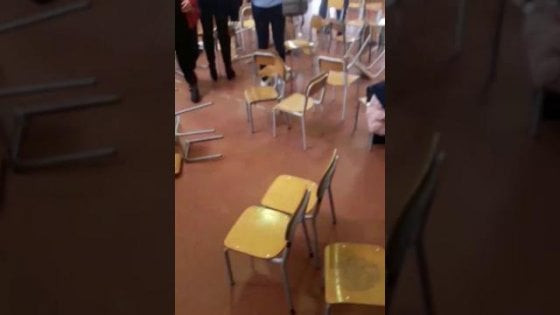 Bătaie între părinţi pentru un loc în faţă la serbarea de Crăciun a celor mici. VIDEO