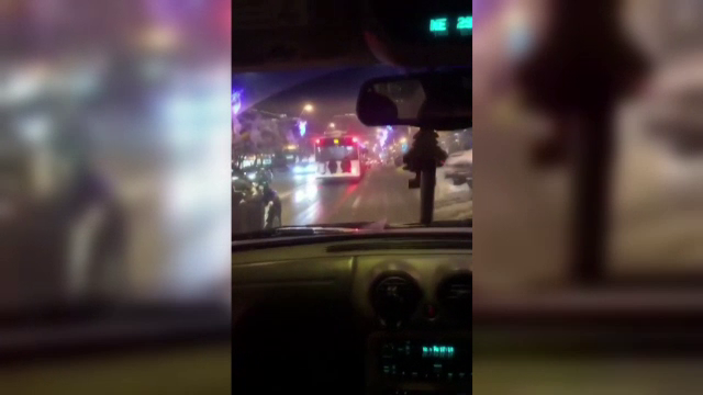 Cum au fost filmați 3 tineri în timp ce călătoreau cu troleibuzul. Imagini alarmante