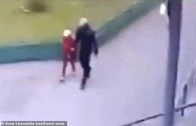 Momentul în care un pedofil convinge o fetiţă de 8 ani să plece cu el. Ce a urmat. VIDEO