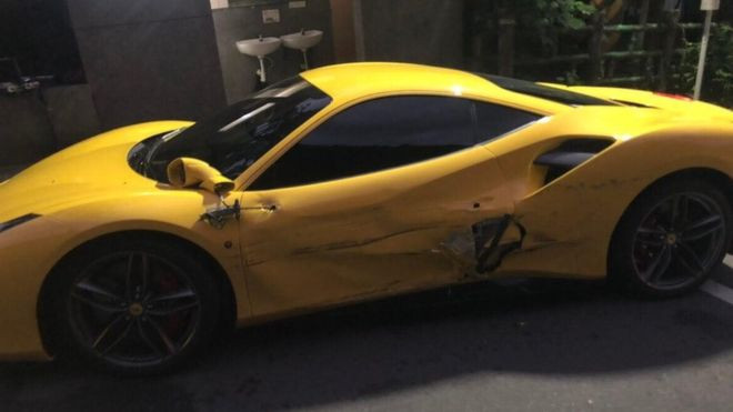 Nota de plată primită de un tânăr, după ce a avariat grav 3 mașini Ferrari