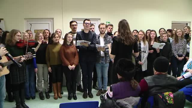 Bolnavii din Iași, înveseliți de o ceată de colindători de la Facultatea de Medicină