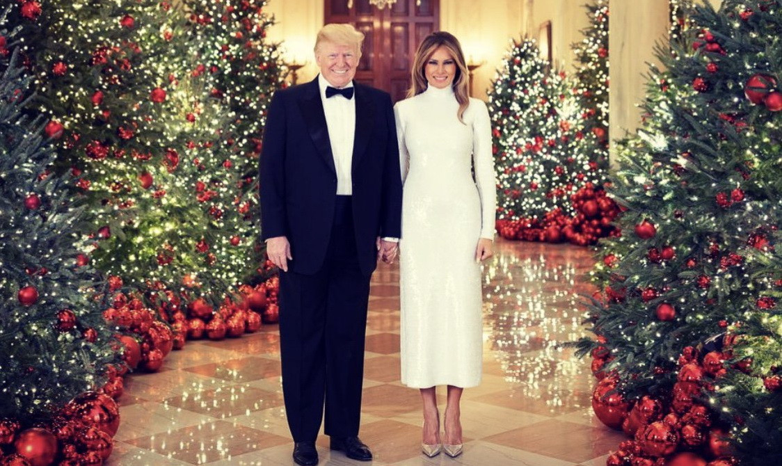 Melania și Donald Trump, în fotografia oficială de Crăciun