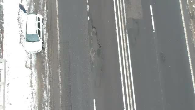 Gropile de pe DN1 sunt atât de mari încât se văd şi de la 20 de metri înălţime