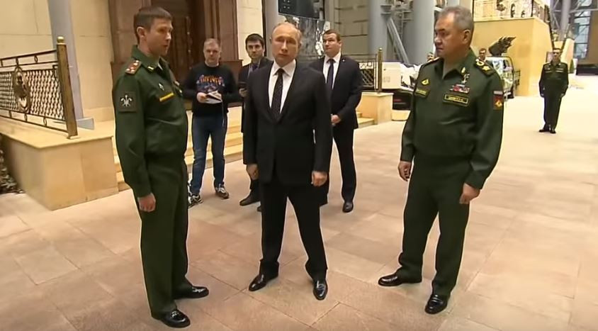 Putin a admirat ”trofeele de război” capturate în Siria. Ce era ascuns într-o jucărie de pluș
