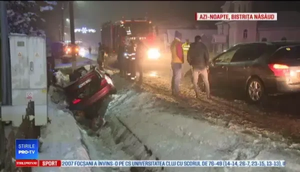 Doi tineri au ajuns cu mașina în șanț, după o manevră greșită făcută de șofer