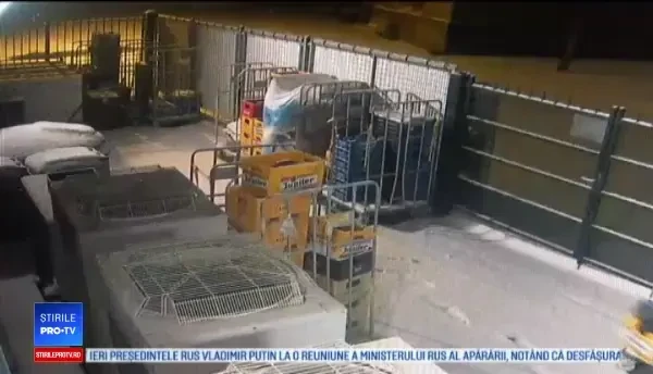 Pățania unui hoț beat care plecase să fure bere. A rămas agățat în gard, timp de 1 oră