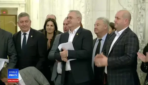 Liviu Dragnea a fost colindat de un cor de jandarmi, pe holurile Parlamentului