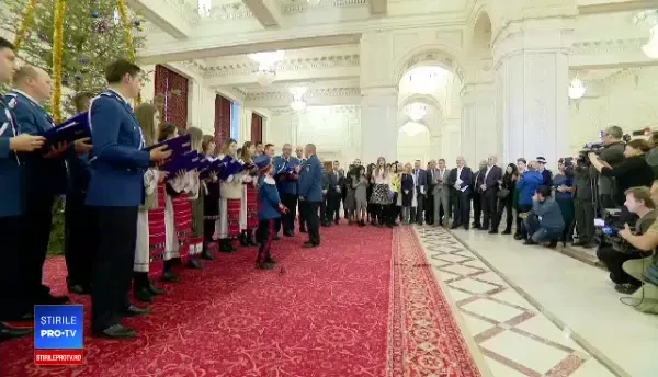 Liviu Dragnea a fost colindat de un cor de jandarmi, pe holurile Parlamentului. VIDEO