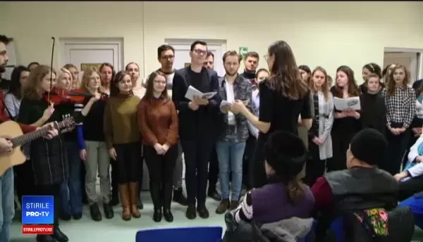 Bolnavii din Iași, înveseliți de o ceată de colindători de la Facultatea de Medicină