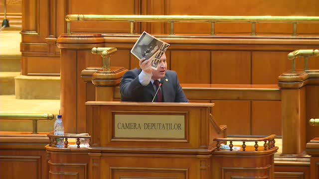 Scandal în timpul moțiunii de cenzură: ”Vedeți poza asta? Știți că sunt crime în România?”