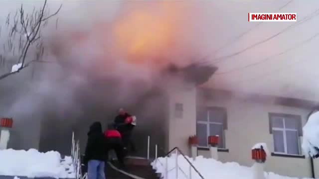 Flăcări puternice într-un cămin cultural din Olt. Cauza incendiului