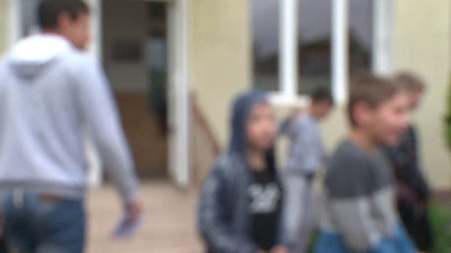 Elevul acuzat că şi-a lovit doi colegi, mutat într-o altă clasă în aceeaşi instituţie de învăţământ
