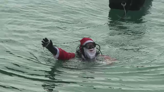 Moş Crăciun a ajuns înot până la Constanța Surprizele pregătite pentru cei mici