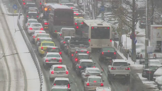 Primăria Capitalei va ridica mașinile parcate pe prima bandă. Taxa percepută