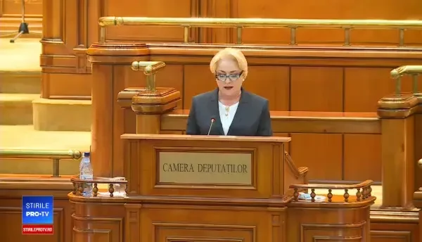 Dăncilă, aplaudată ironic în Parlament când anunța realizarea unor kilometri de autostradă
