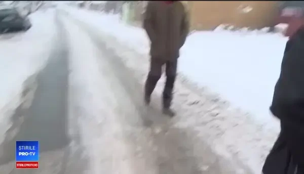 La un pas de o tragedie de proporții. O locomotivă a deraiat într-un cartier din Arad