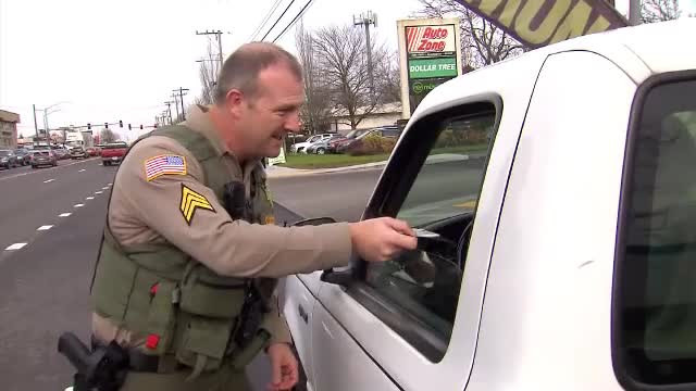 Bani pentru cadouri, împărţiţi oamenilor sărmani în mai multe oraşe. Cine i-a donat