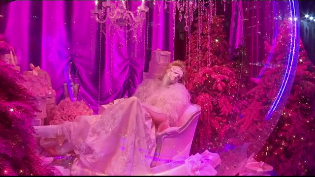 Vitrinele extravagant decorate în perioada Crăciunului, atracţia New York-ului pentru turişti
