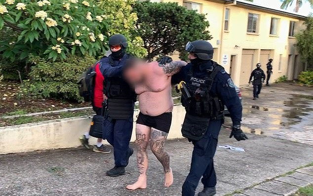 Bărbat periculos, ridicat de polițiști în lenjerie intimă. Faptele de care este acuzat