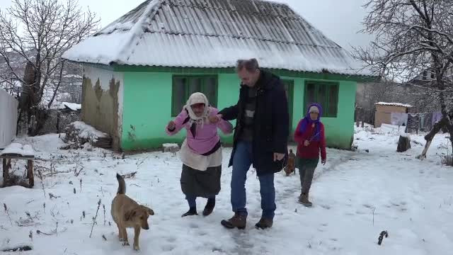 Stă în frig, fără lumină și rabdă de foame. De Crăciun își dorește ”o bucățică de carne”