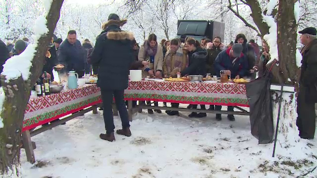 20 de porci, tăiaţi în curtea muzeului Goleşti. Carnea va ajunge la copiii din orfelinate şi la bătrânii din cămine