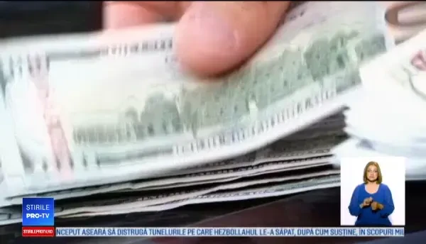 Bani pentru cadouri, împărţiţi oamenilor sărmani în mai multe oraşe. Cine i-a donat