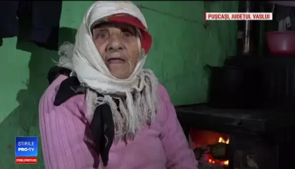 Stă în frig, fără lumină și rabdă de foame. De Crăciun își dorește ”o bucățică de carne”