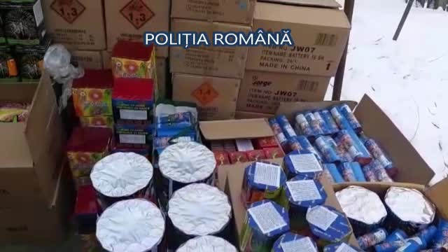 O cantitate impresionantă de petarde și artificii a fost confiscată de polițiști