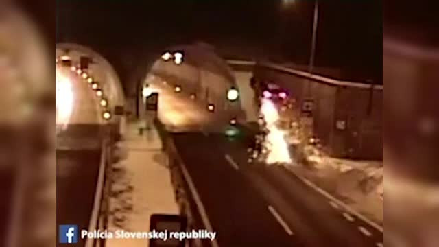 A ”zburat” cu mașina și s-a izbit de un tunel. Ce i-a salvat viața unui șofer